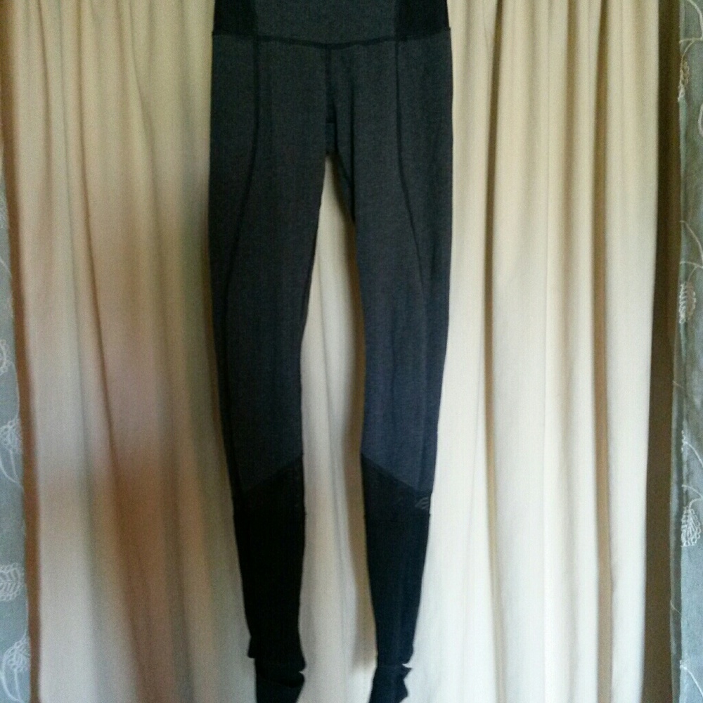 Lululemon size 4 stirrup le/ings